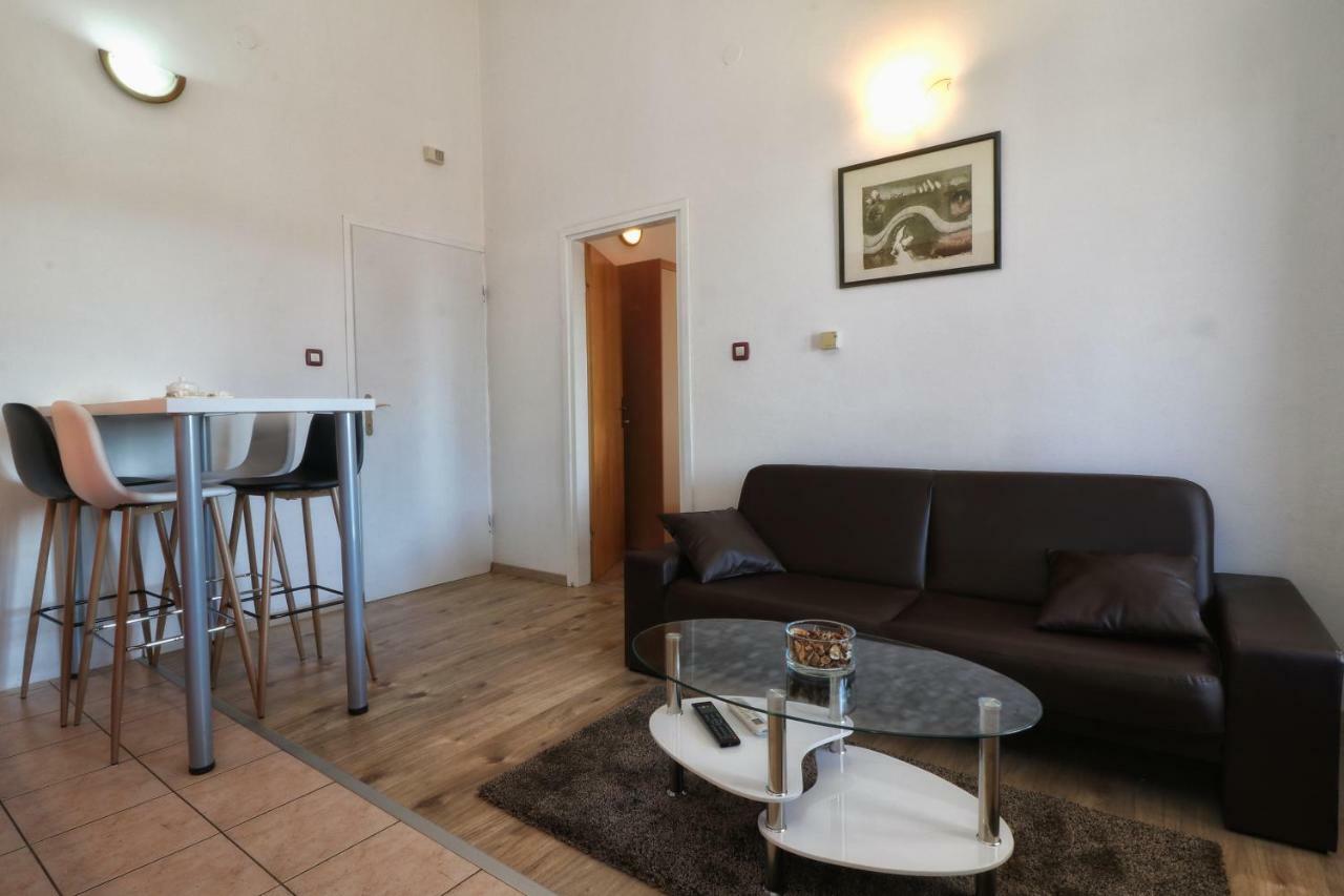 Apartments And Rooms Lorena 236 Rovinj Bagian luar foto
